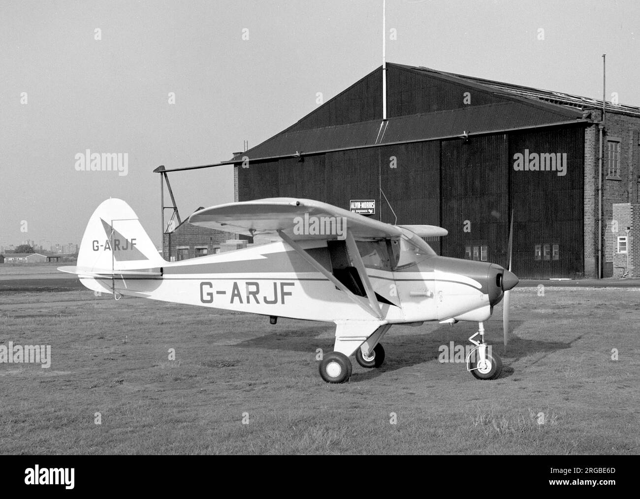 Piper PA-22-108 Colt G-ARJF (msn 22-8199), a Barton nel giugno 1970. Foto Stock
