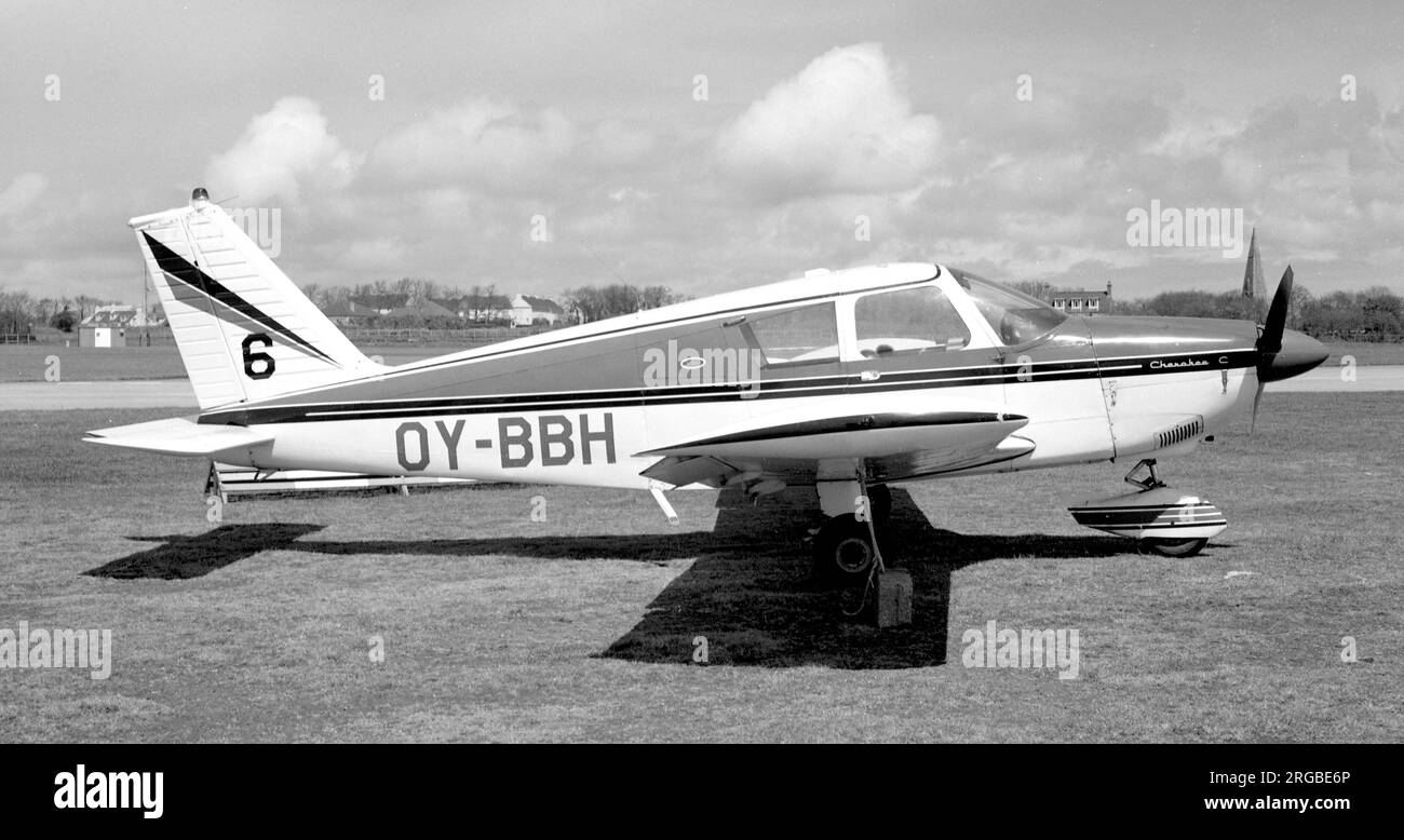 Piper PA-28-180 Cherokee C OY-BBH (msn 28-4351), all'aeroporto di Jersey nel maggio 1974. Foto Stock