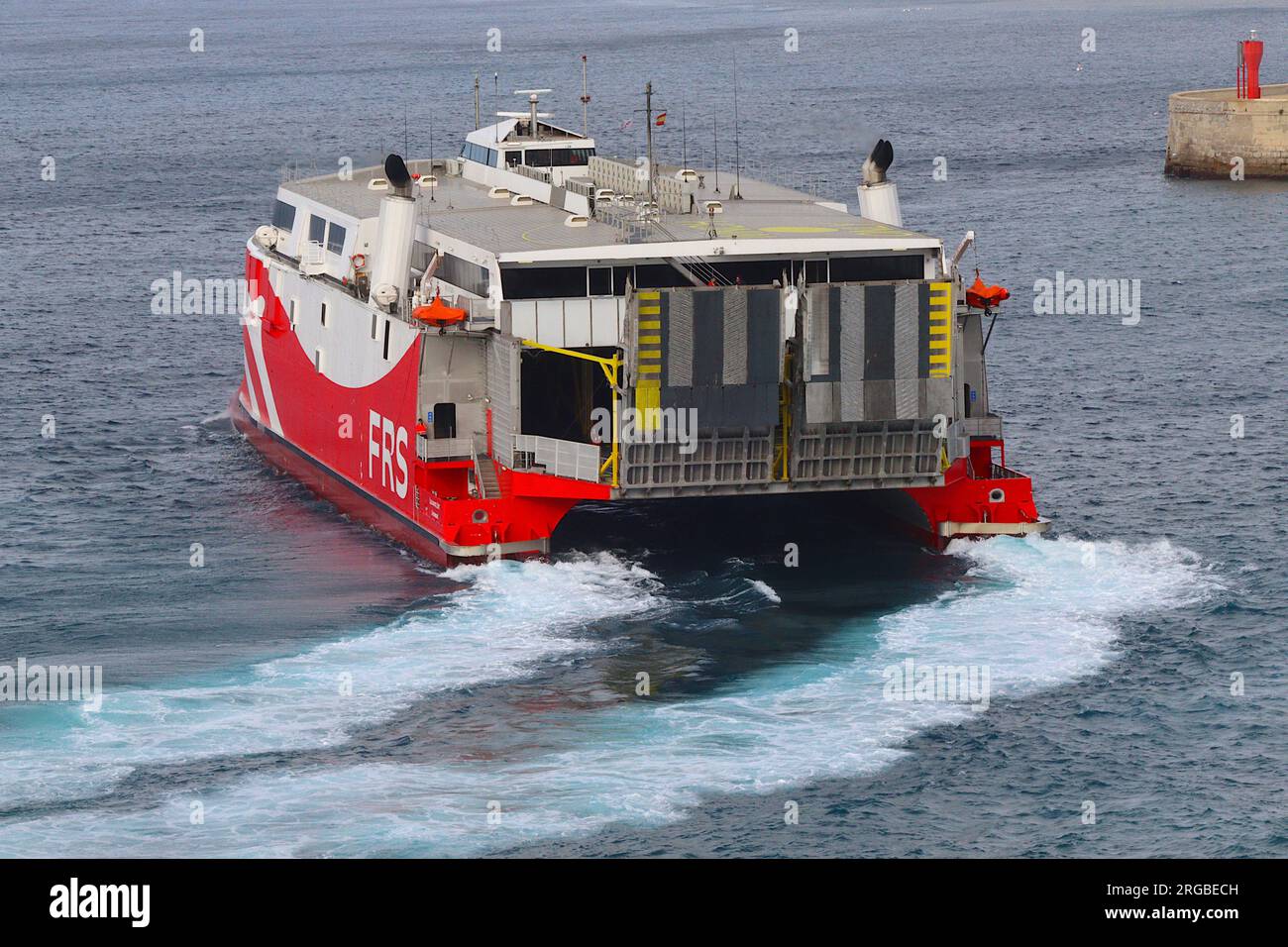 Levante Jet, un catamarano di INCAT Wave piercing Ro-Pax, parte dal porto di Ceuta diretto ad Algeciras, Spagna, aprile 2023. Foto Stock