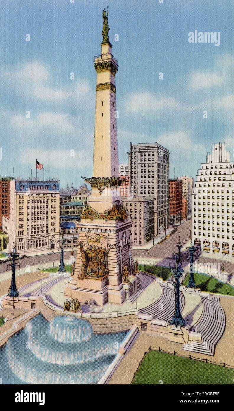 Vista sulla strada con il monumento dei soldati e dei marinai, Indianapolis, Indiana, USA Foto Stock