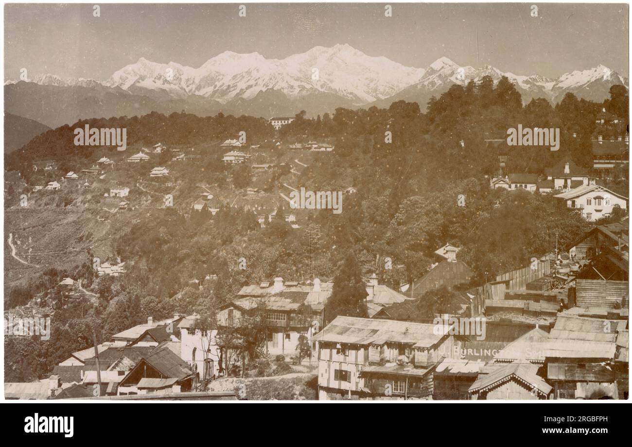 Vista generale di Darjeeling, India britannica, con l'Himalaya in lontananza. Foto Stock