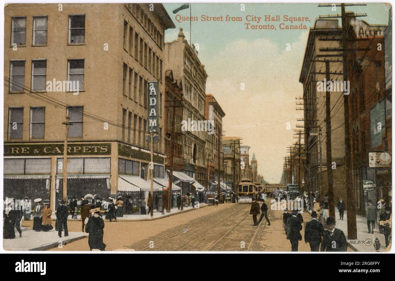 Vista di Queen Street (dalla City Hall Square), Toronto, Ontario, Canada, con il negozio di mobili Adams all'angolo di James Street. Foto Stock