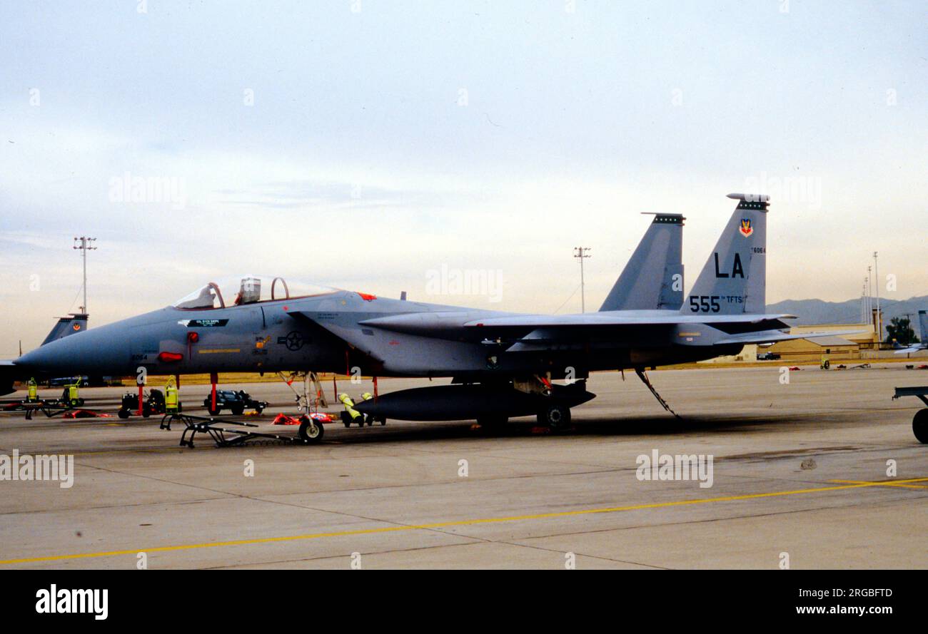 United States Air Force - McDonnell Douglas F-15A-16-MC Eagle 76-064 (msn 0250-A216, codice base 'LA'), del 555th Tactical Fighter Training Squadron, presso la base dell'aeronautica militare Luke. Foto Stock