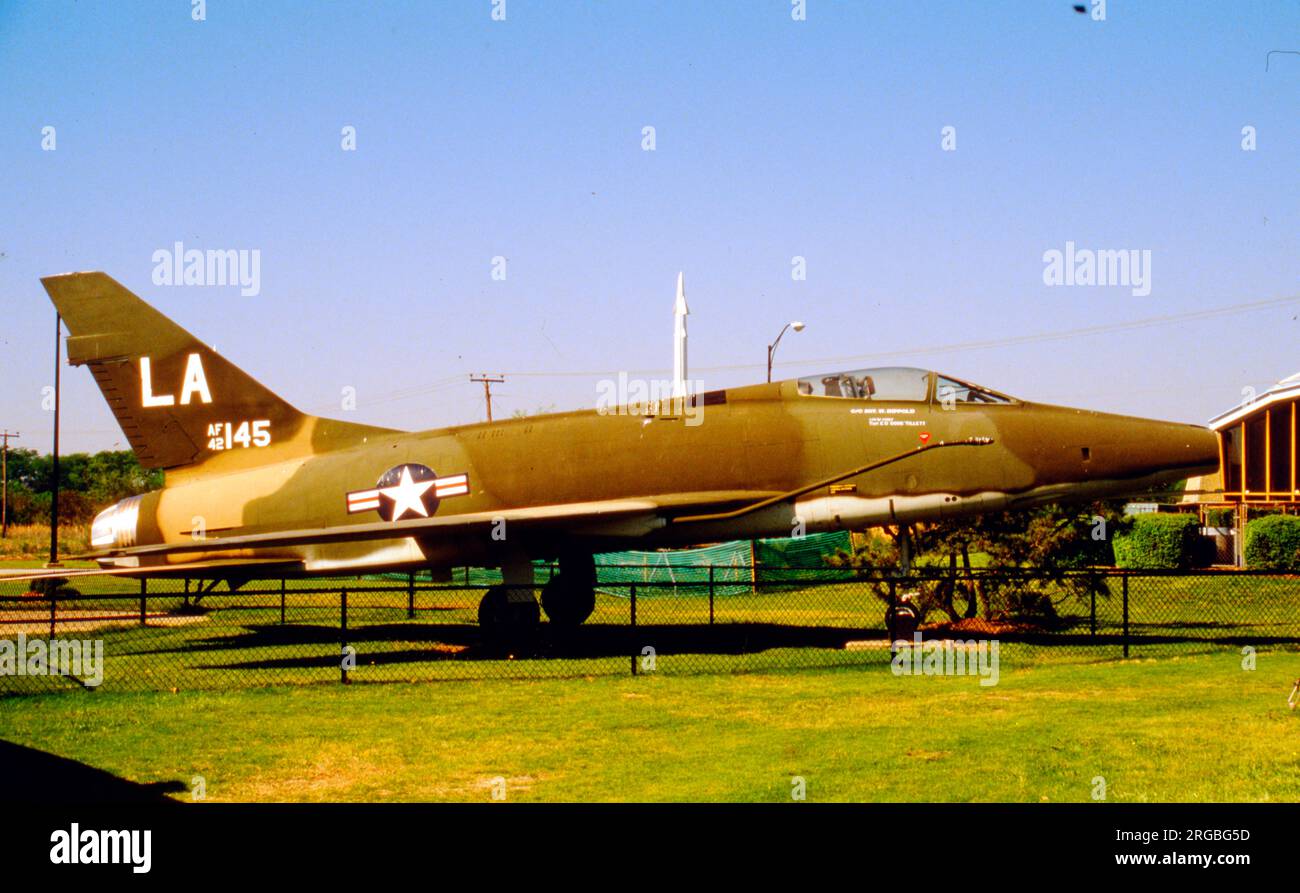 United States Air Force - North American F-100D-5-NA Super Sabre 54-2145 (msn 223-2), in mostra presso l'Air Power Park and Museum (vicino alla base dell'aeronautica militare di Langley), Hampton, Virginia. Foto Stock