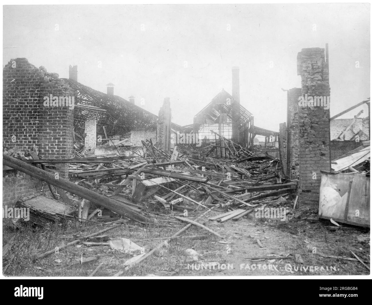 Una fabbrica di munizioni tedesca distrutta a Quievrain, nel Belgio occupato, dopo un bombardamento alleato nella prima guerra mondiale. Foto Stock