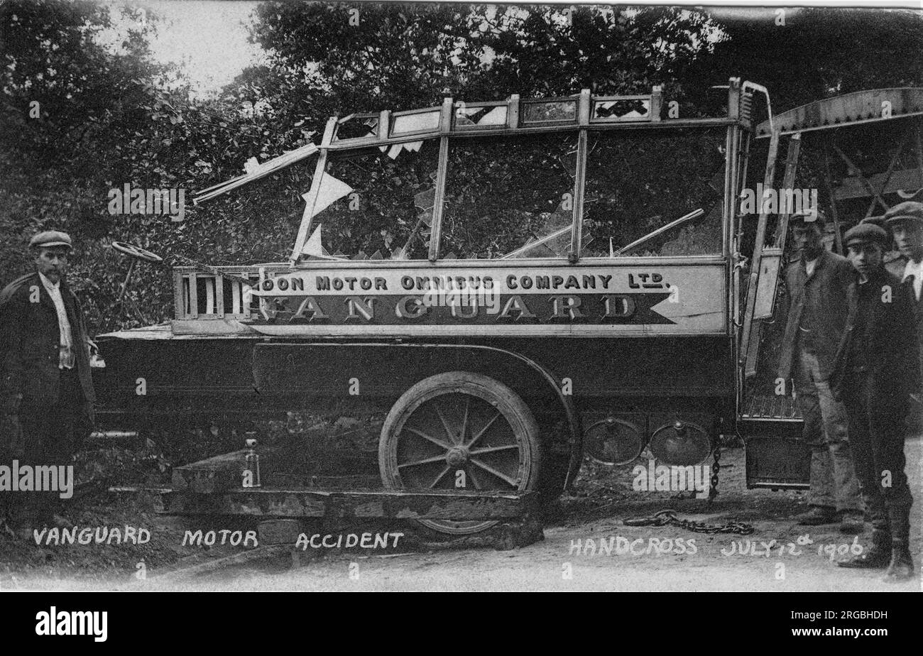 L'autobus che porta il nome, 'Vanguard', stava portando i vigili del fuoco volontari e le loro famiglie in un viaggio a Brighton. Su Handcross Hill i freni si sono guastati e l'autobus si è schiantato in un albero. Secondo i giornali, 10 persone sono state uccise e 26 sono rimaste ferite. Foto Stock L'autobus che porta il nome, 'Vanguard', stava portando i vigili del fuoco volontari e le loro famiglie in un viaggio a Brighton. Su Handcross Hill i freni si sono guastati e l'autobus si è schiantato in un albero. Secondo i giornali, 10 persone sono state uccise e 26 sono rimaste ferite. Foto Stock