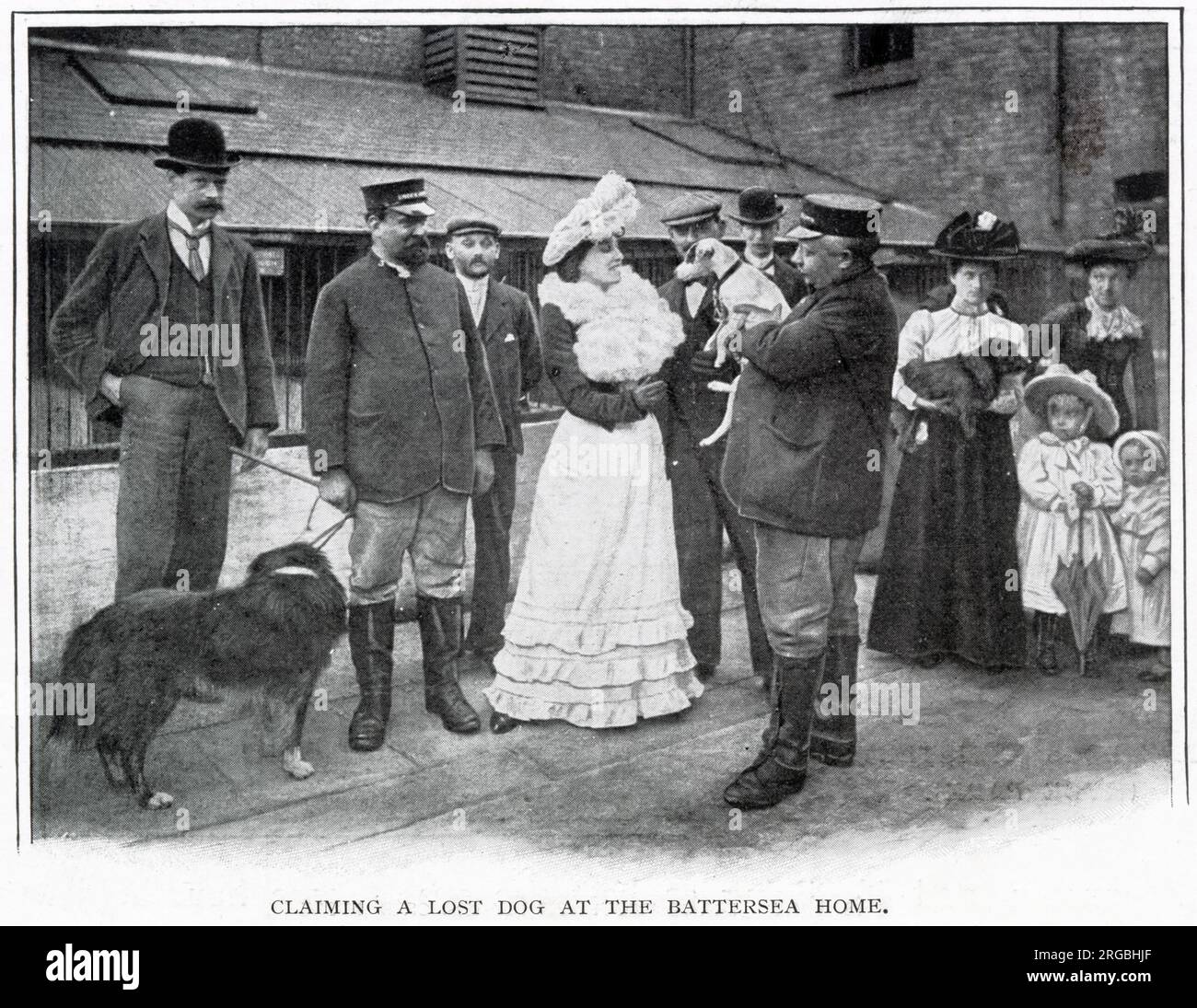 Riunire il proprietario con il suo cane domestico a Battersea Dogs Home, Londra. Foto Stock