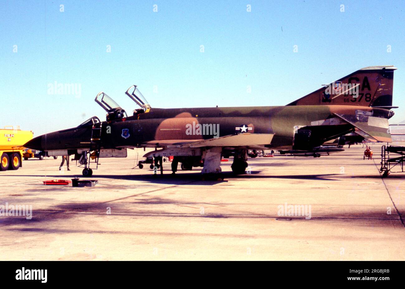 United States Air Force (USAF) - McDonnell F-4E-33-MC Phantom 66-0378 (msn 2797, codice base 'Ga'), del 21st Tactical Fighter Training Squadron (35th Tactical Fighter Wing), George AFB, CA Foto Stock