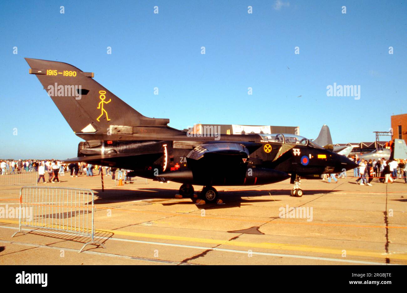 Royal Air Force - Panavia Tornado GR.1 ZA591 (msn BS034), di No.16 Squadrone in una livrea Speciale 75th ° anniversario, al Mildenhall Air Fete il 26 maggio 1990. Foto Stock