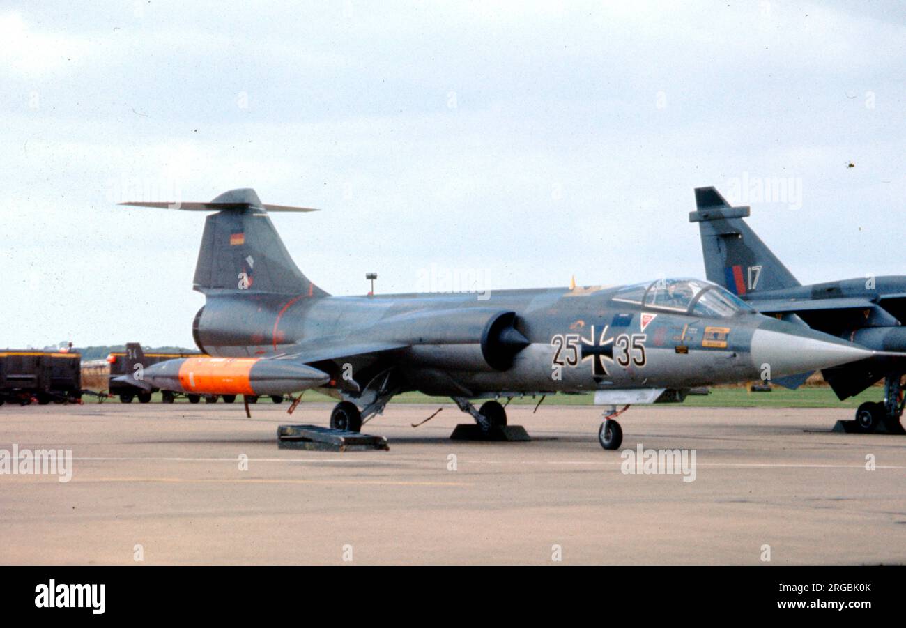 Luftwaffe - Lockheed F-104G Starfighter 25+35 (msn 683-8316), di JagdBomberGeschwader 32, al RAF Binbrook per una mostra aerea il 26 agosto 1978. Foto Stock