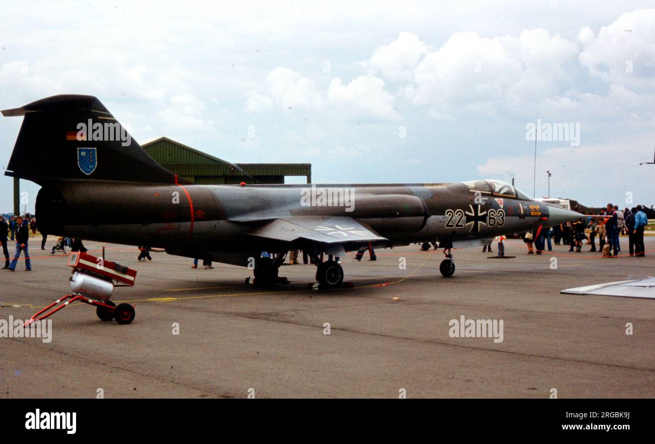 Luftwaffe - Lockheed F-104G Starfighter 22+63 (msn 7144, KE444), al RAF Mildenhall nel maggio 1982. Foto Stock