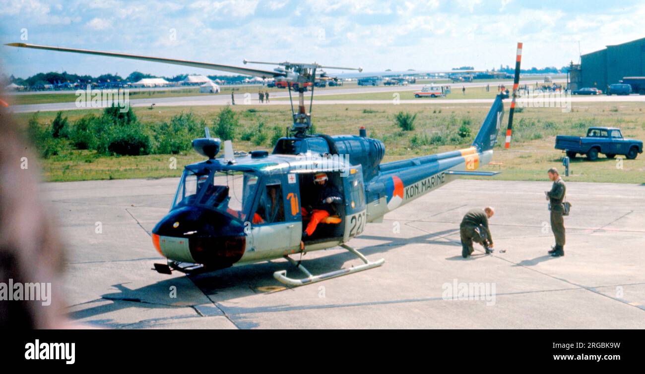 Koninklijke Marineluchtvaartdienst - Agusta-Bell AB204B 227 (msn , call-sign 'K', UH-1B), al RAF Greenham Common il 24 luglio 1977. (Koninklijke Marineluchtvaartdienst - Royal Netherlands Navy). Foto Stock