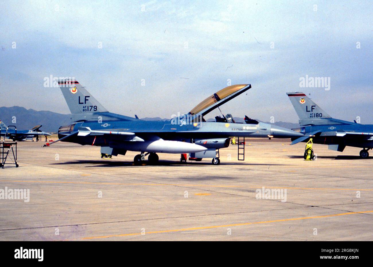 United States Air Force (USAF) - General Dynamics F-16D Block 25A Fighting Falcon 83-1179 (msn 5D-5/7), della 56th Fighter Wing, 61st Fighter Squadron alla base dell'aeronautica militare di Luke, Arizona. (Ha subito un problema elettrico all'avvicinamento a Luke AFB, AZ il 20 settembre 1999. Il pilota maggiore Sharon J. Preszler ha espulso in sicurezza). Foto Stock