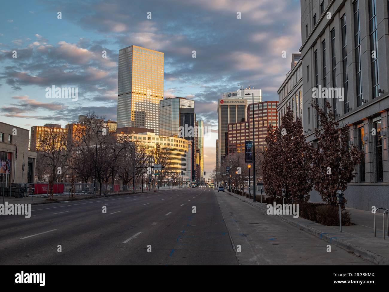 Le tranquille strade del centro di Denver, Colorado, al sorgere del sole la domenica mattina presto. Foto Stock