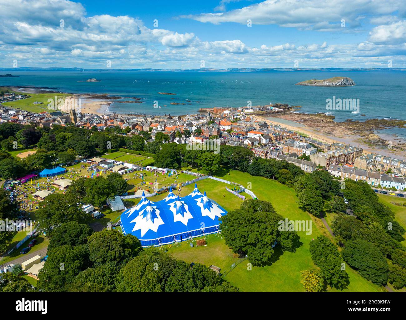 Vista aerea di North Berwick con Big Top nei Lodge Gardens che ospitano il festival Fringe by the Sea 2023, East Lothian, Scozia, Regno Unito Foto Stock