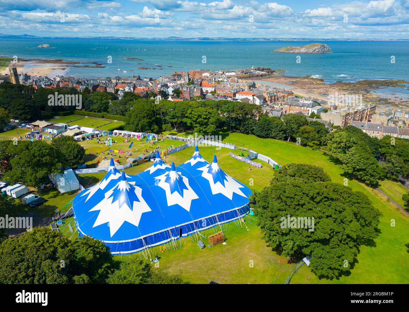 Vista aerea di North Berwick con Big Top nei Lodge Gardens che ospitano il festival Fringe by the Sea 2023, East Lothian, Scozia, Regno Unito Foto Stock