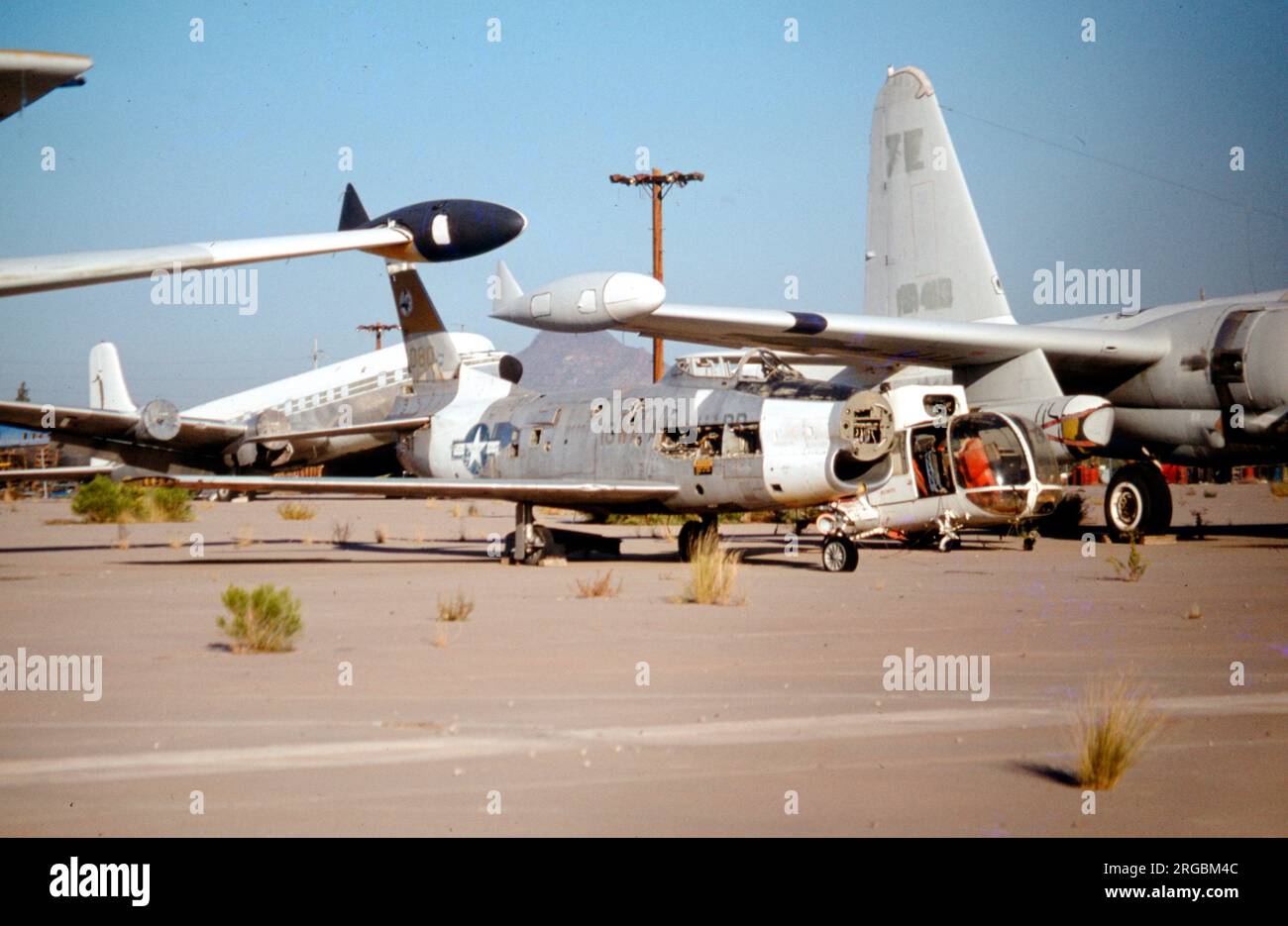 L'angolo dello scrapidyard, compreso un F-86L Sabre nordamericano Foto Stock