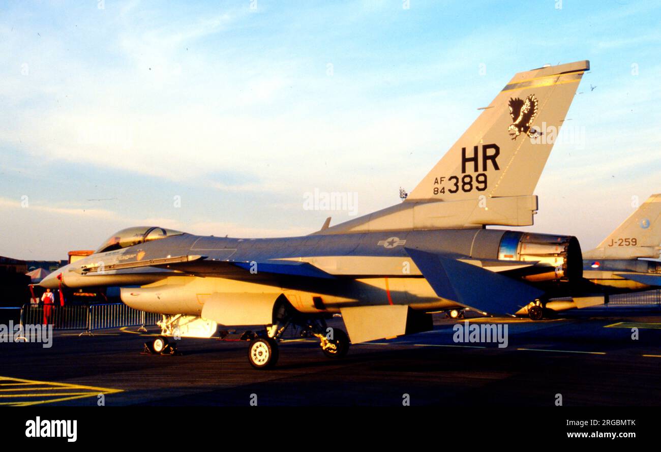 United States Air Force (USAF) - General Dynamics F-16C Block 25F Fighting Falcon 84-1389 (MSN 5C-171), del 10th Tactical Fighter Squadron, al RAF Finningley Battle of Britain Display nel settembre 1986. (Si è schiantato in una casa a Forst, Germania occidentale, il 31 marzo 1988. Pilota e un civile in casa ucciso). Foto Stock