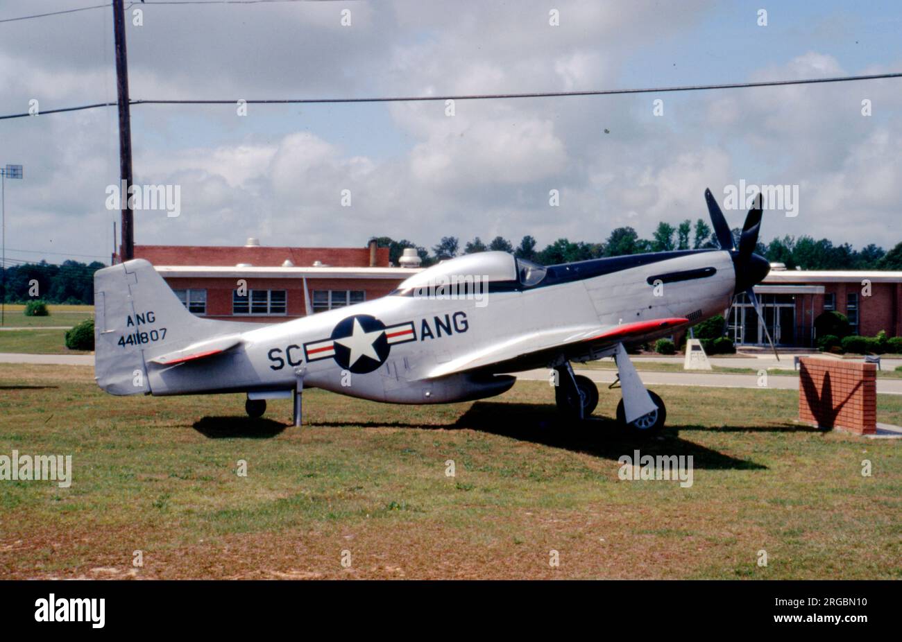 Nord America P-51K-5-NT Mustang 44-11807 (MSN 111-29940), in mostra al 169th TFW Museum, McEntyre AFB, SC. Foto Stock