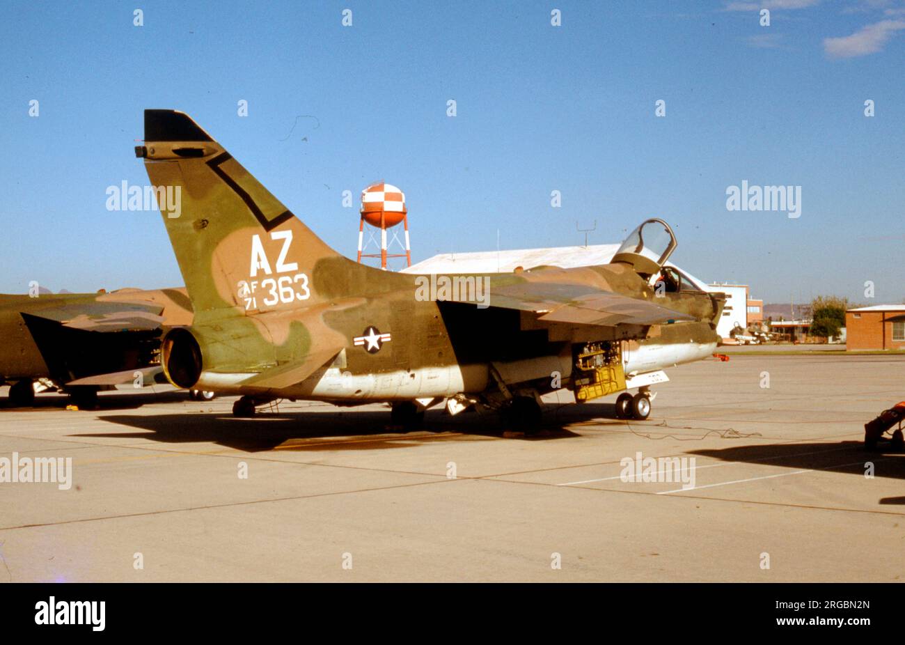 United States Air Force (USAF) - Ling-Temco-Vought A-7D-11-CV Corsair II 71-0363 (msn D-274, codice base 'AZa'), del 152nd Tactical Fighter Training Squadron, Arizona Air National Guard, a Tuscon il 12 ottobre 1982. Foto Stock