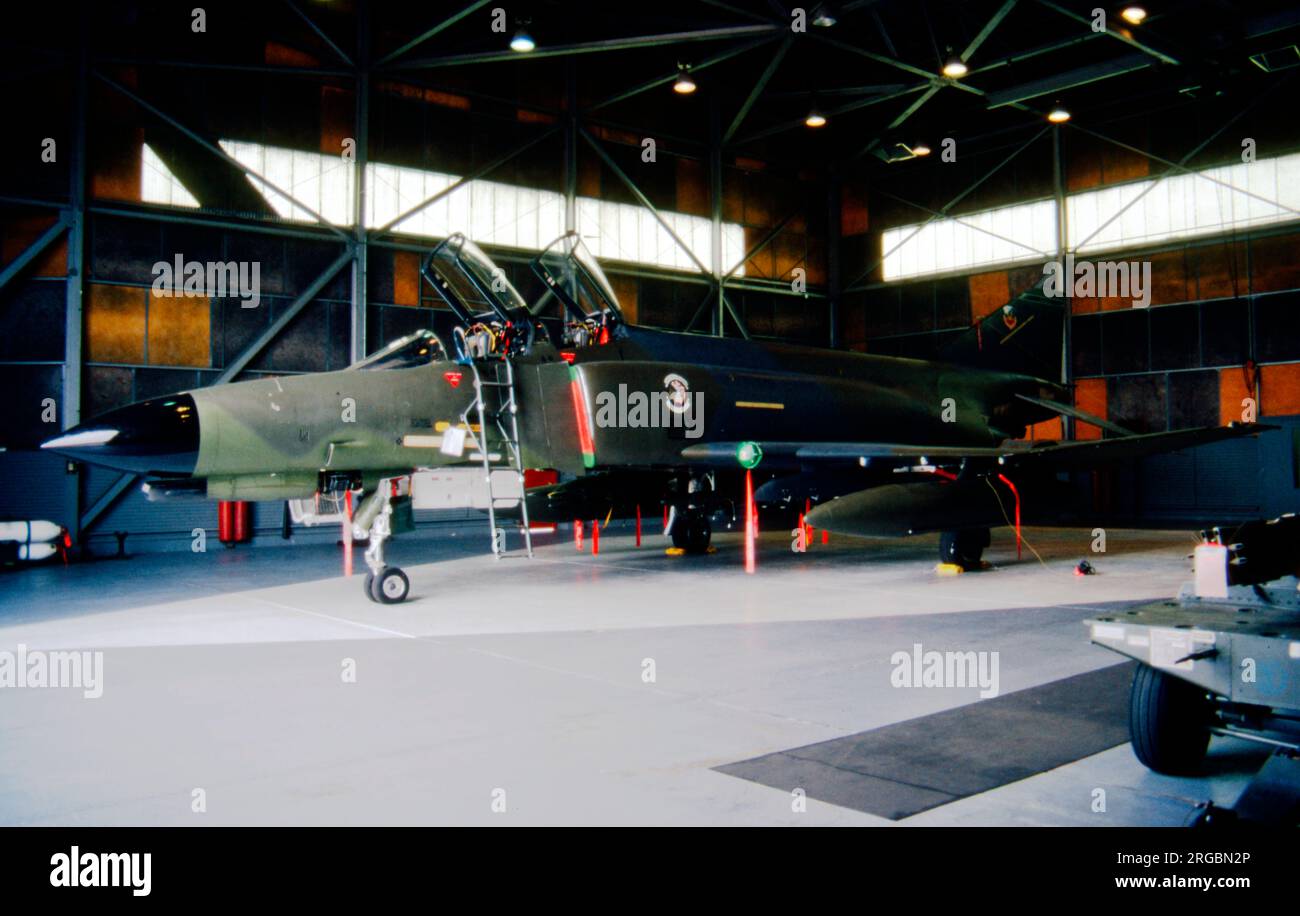 United States Air Force (USAF) - McDonnell Douglas F-4E Phantom, in un hangar di manutenzione. Da notare è il raramente notato Northrop ASX-1 unità TiSEO sul bordo di entrata dell'ala del porto. Il TiSEO (Target Identification System, Electro-Optical) era una telecamera telescopica che aiutava l'acquisizione e l'identificazione dei target fino a una distanza di 12 miglia. Foto Stock
