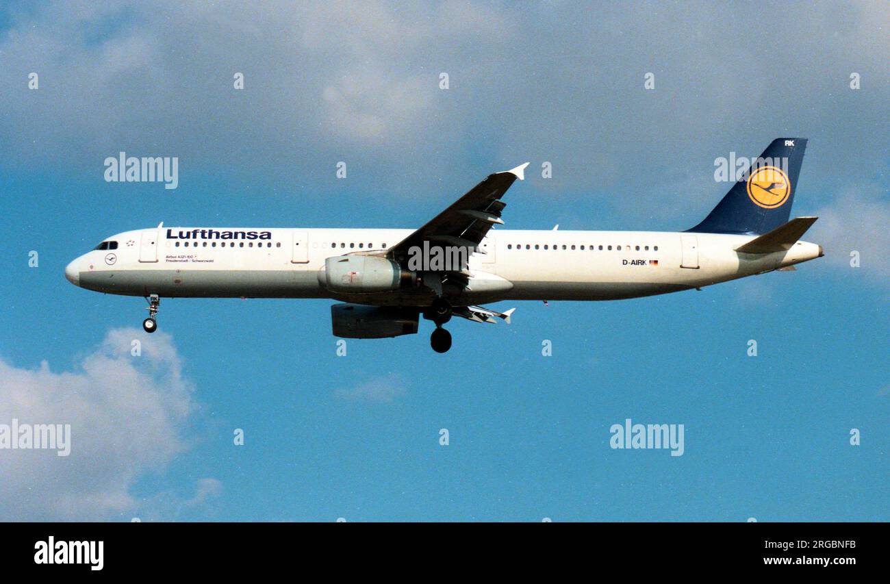 Airbus A321-131 D-AIRK (msn 502), di Lufthansa, in avvicinamento all'aeroporto internazionale di Atene. Foto Stock