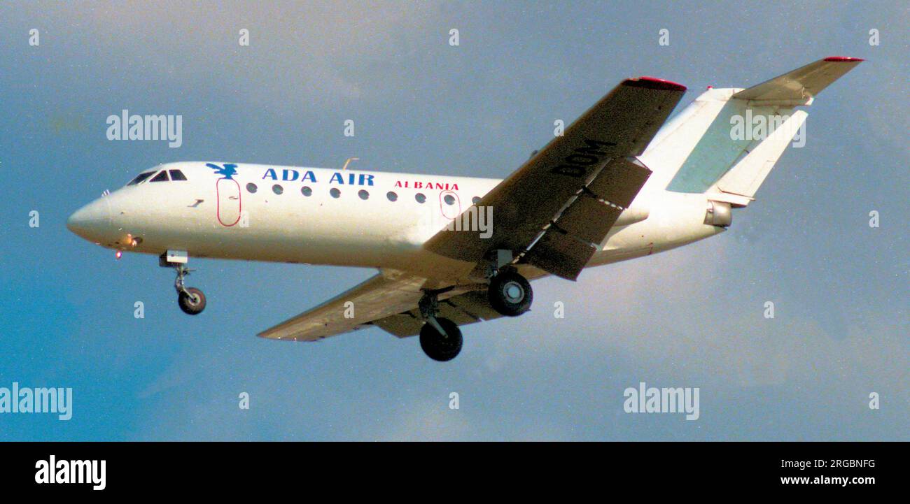 Yakovlev Yak-40 LZ-DOM, di ADA Air Albania, in avvicinamento all'aeroporto internazionale di Atene. Foto Stock
