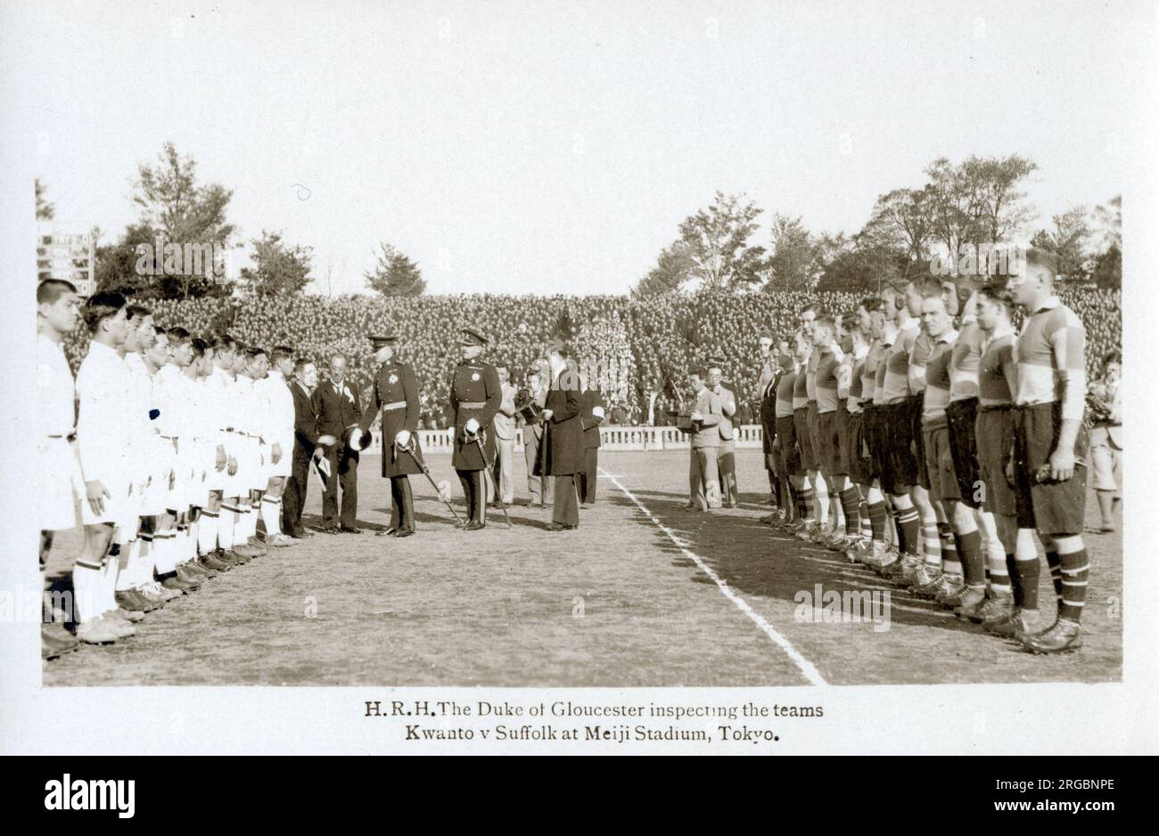 Il principe Enrico duca di Gloucester e la "missione della Giarrettiera" in Giappone per conferire all'imperatore Showa (Hirohito) (1901-1989) il Cavaliere straniero dell'ordine della Giarrettiera (KG); conferito nel 1929, revocato nel 1941, restaurato nel 1971. Il duca e il conte di Airlie ispezionano le due parti prima di una partita di calcio tra l'equipaggio della sua nave (la HMS Suffolk) e Kwanto allo Stadio Meiji di Tokyo. Foto Stock