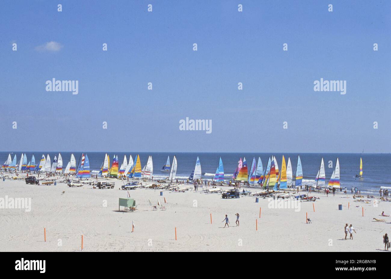 Hobie Cats, corse in catamarano sulla spiaggia a Wildwood Crest, New Jersey Foto Stock Hobie Cats, corse in catamarano sulla spiaggia a Wildwood Crest, New Jersey Foto Stock