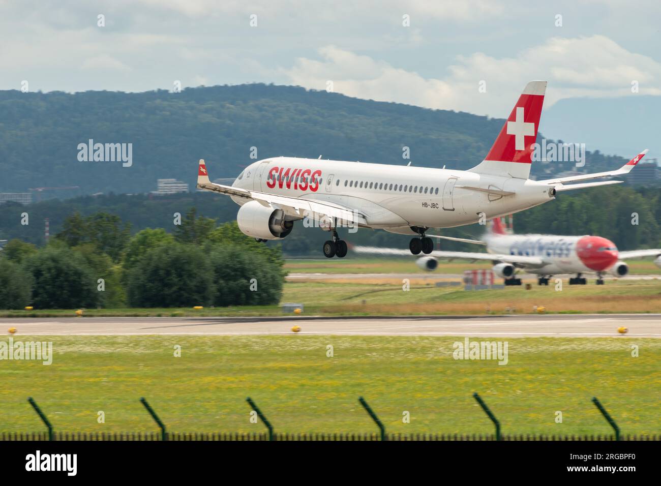 Zurigo, Svizzera, 13 luglio 2023 HB-JBC compagnie aeree internazionali svizzere Bombardier CS-100 o Airbus A220 atterrano sulla pista 14 Foto Stock