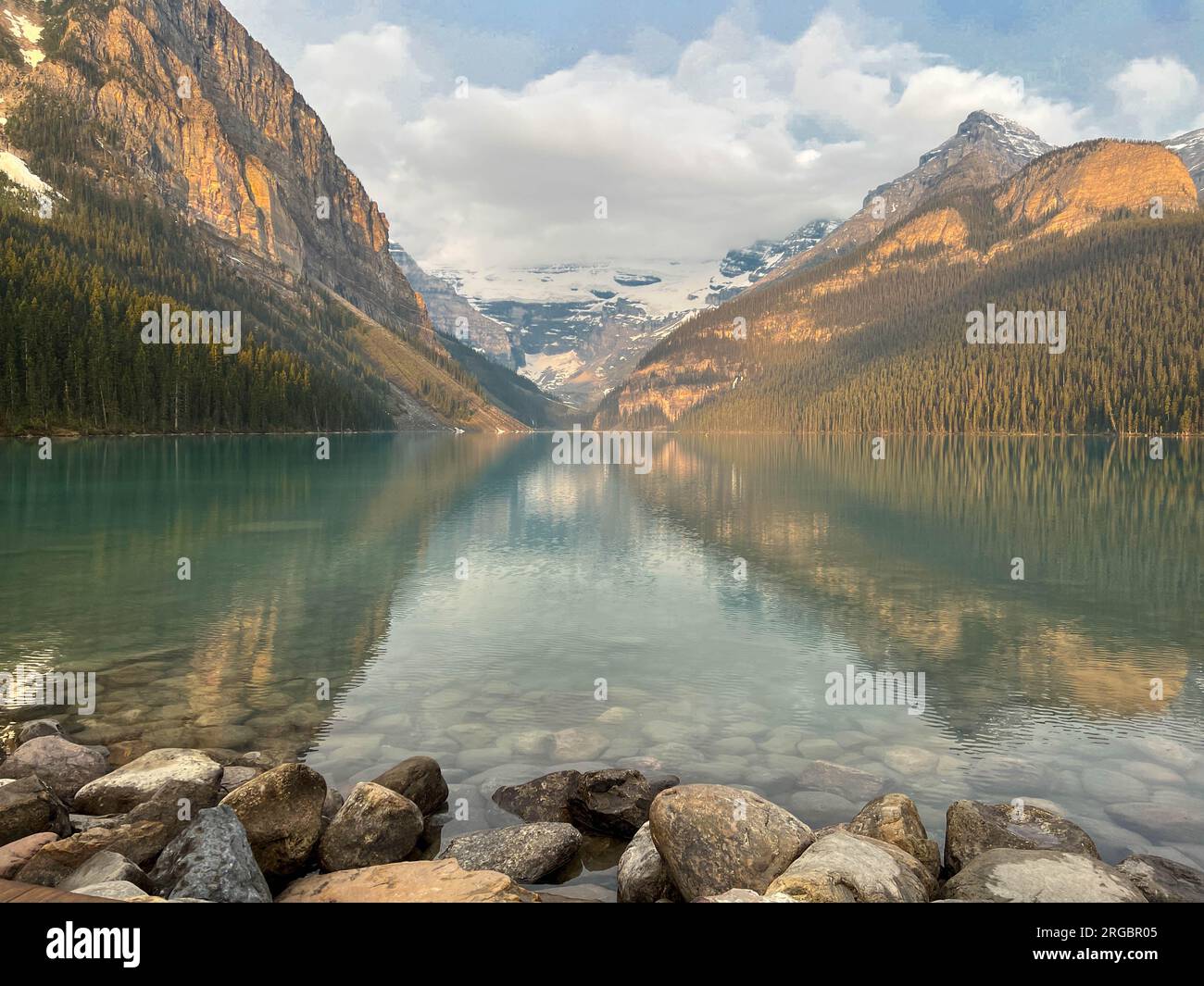 Il bellissimo lago Louise nel Parco Nazionale di Banff vicino a Banff, Canada. Foto Stock