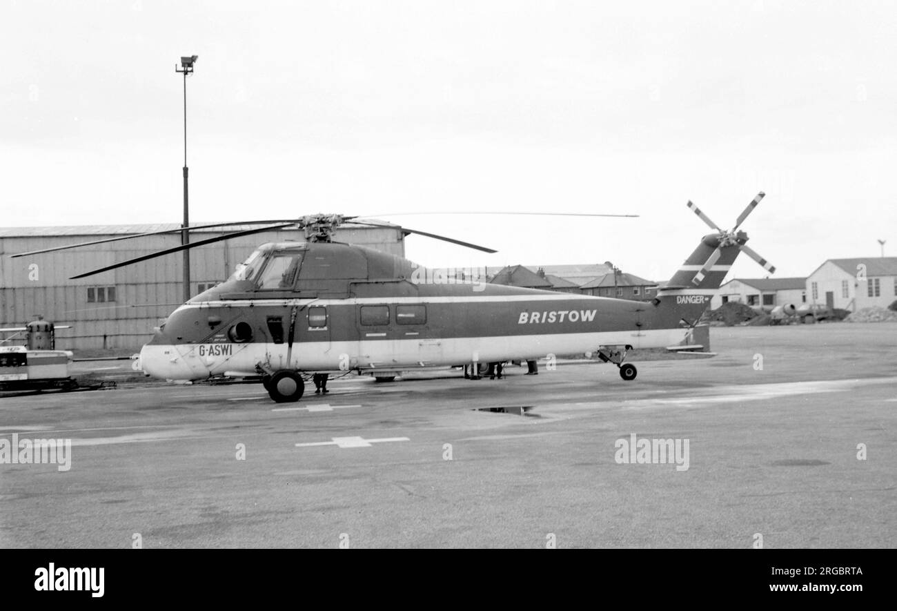 Westland Wessex 60 serie 1 G-ASWI (msn WA199, ex G-17-1) di Bristow Helicopters, presso l'aeroporto Blackpool-Squire's Gate nell'ottobre 1974. (Perso nel Mare del Nord con 13 morti, uno dei quali era vicino ai miei genitori e genitore di un mio compagno di scuola) Foto Stock