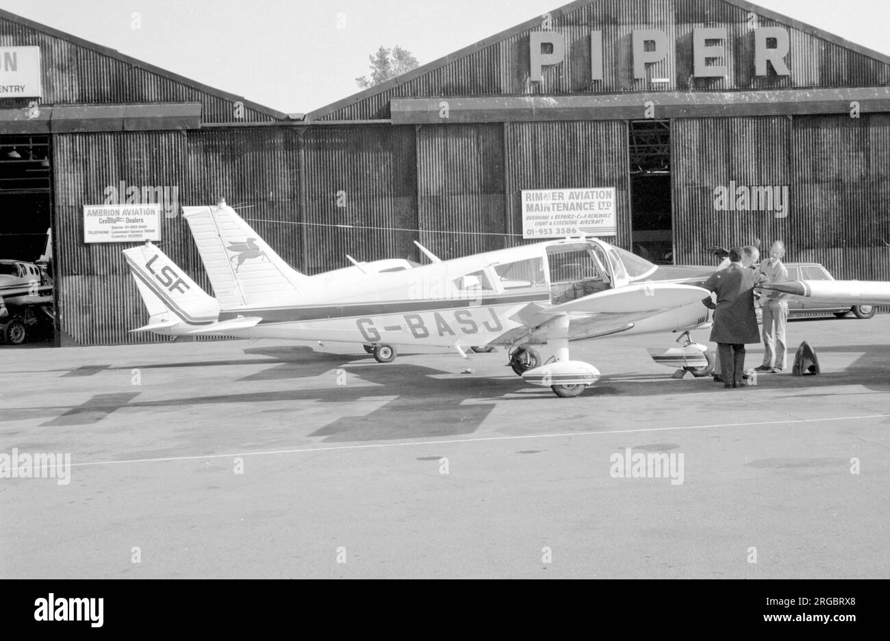 Piper PA-28-180 Cherokee Challenger G-BASJ (msn 28-7305136), a Elstree nel giugno 1974. Foto Stock