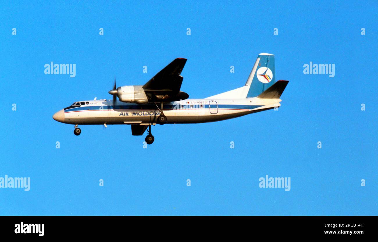 Antonov AN-24RV ER-46685 (msn 47309710), di Air Moldavia, sull'avvicinamento all'aeroporto internazionale di Atene, il 10 novembre 1998. Foto Stock