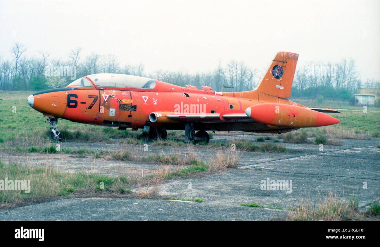 Agusta-Bell AB-47G MM83087 / 0-1 (msn 058), in servizio di guardiani d'ingresso alla base aerea navale di Luni il 31 marzo 1998. Foto Stock