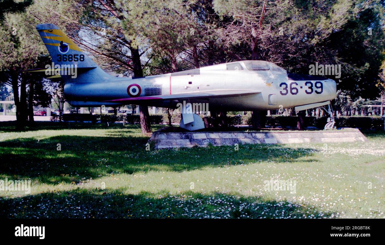 Repubblica F-84F-71-RE Thunderstreak MM53-6858 / 36-39, conservato alla base aerea di gioia del Colle, il 25 marzo 1999. Foto Stock