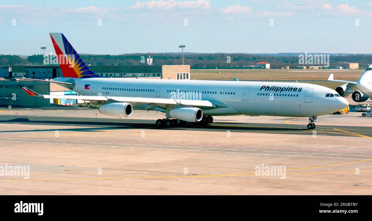 Airbus A340-313 F-OHPM (msn 196), di Philippine Airlines nel marzo 1989. Foto Stock