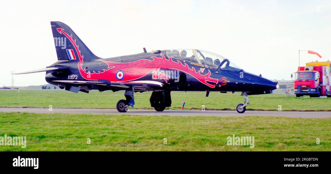 Royal Air Force - Hawker Siddeley Hawk T.1 XX172 (msn 019/312019), adornato con un drago rosso gallese alla RAF Valley nel febbraio 1998. Foto Stock