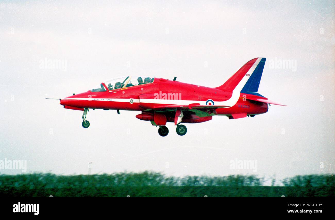 Royal Air Force - Hawker Siddeley Hawk T.1 XX292 (msn ), delle frecce rosse, in avvicinamento a RAF Mildenhall nel marzo 1998. Foto Stock