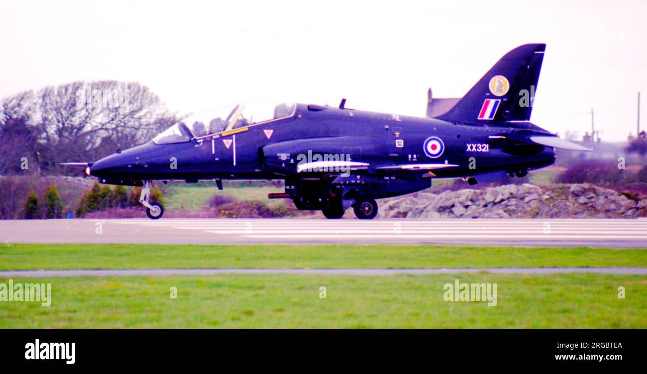 Royal Air Force - Hawker Siddeley Hawk T.1A XX321 (msn 164/312146), sulla pista della RAF Valley nel febbraio 1998. Foto Stock