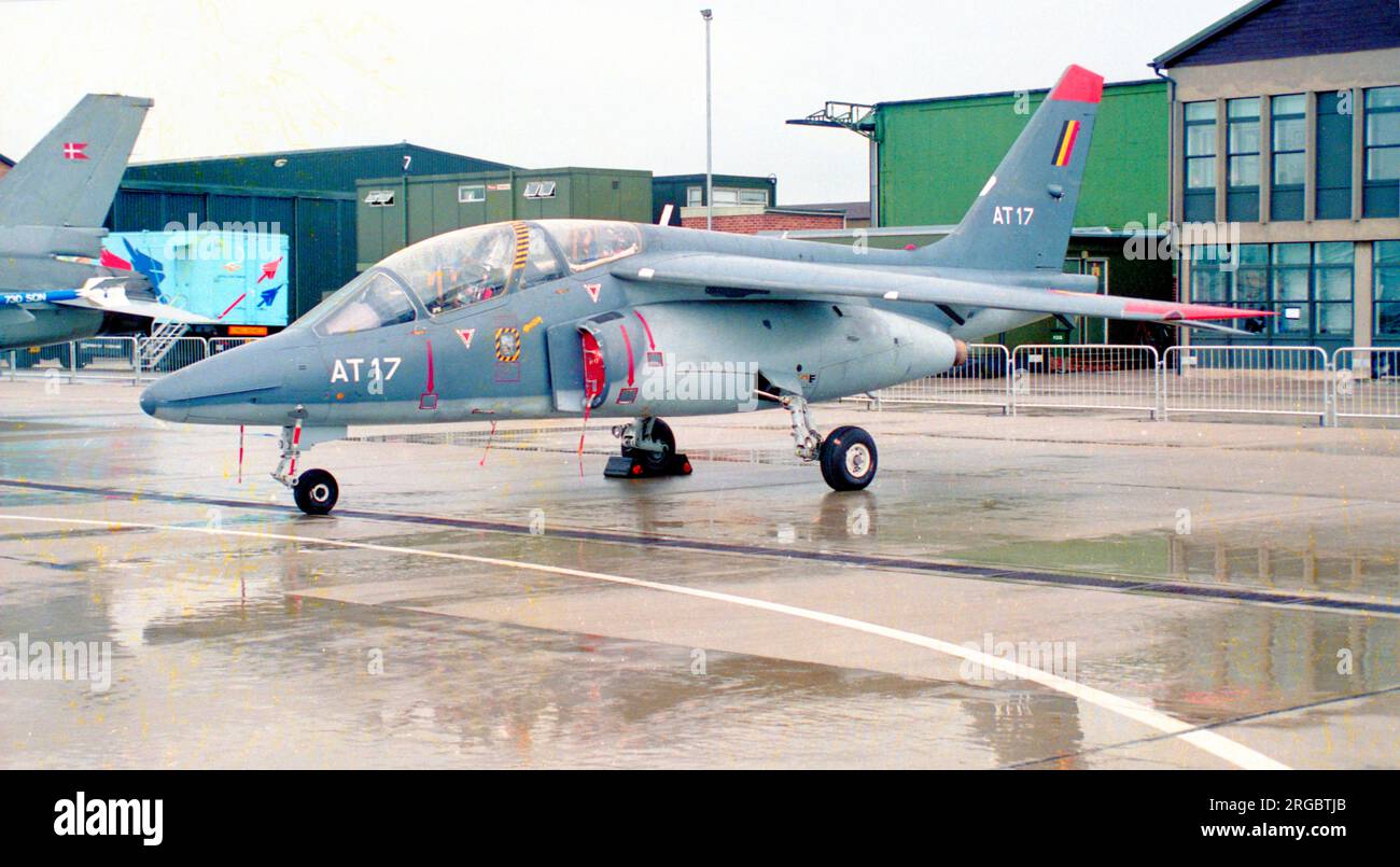 Force Aerienne Belge - Dassault-Dornier Alpha Jet B AT-17 (msn B17-1061), al RNAS Yeovilton il 12 luglio 1996. (Force Aerienne Belge - forza aerea belga) Foto Stock