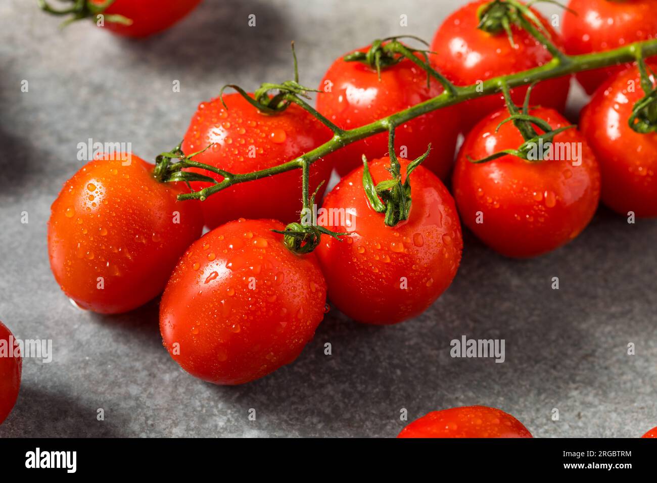 Pomodori ciliegini rossi crudi biologici pronti da mangiare Foto Stock