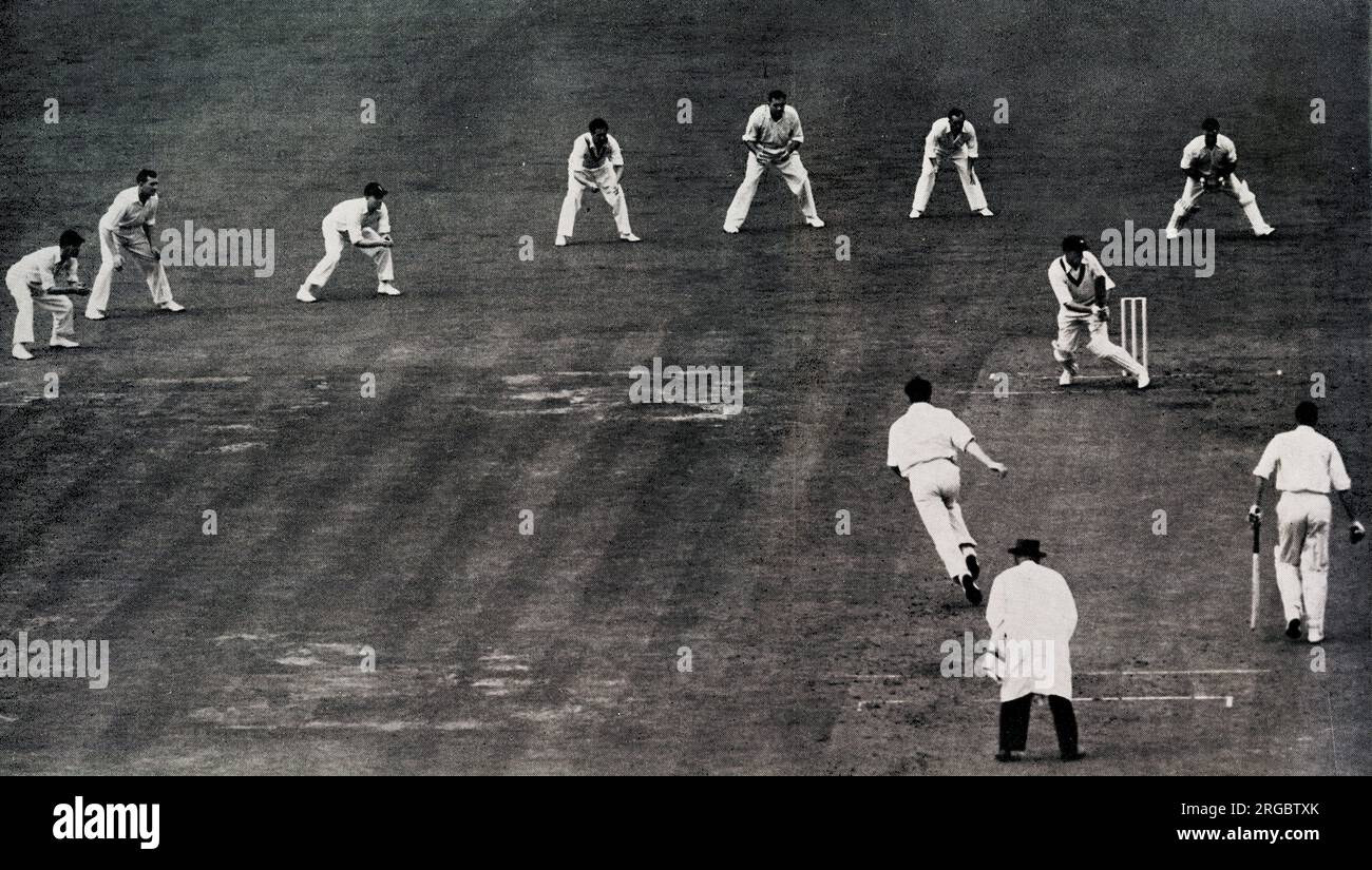 Cricketer Hole australiano battendo a Fred Truman nella prova finale. Inghilterra Field L-R Hutton, Laker, Lock, Bailey, Bedser, Edrich ed Evans Foto Stock