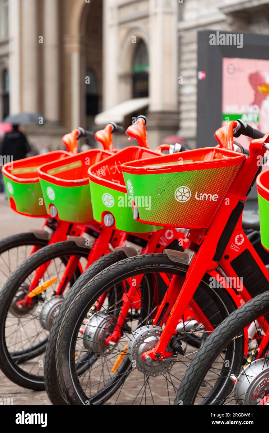 Milano, Italia - 30 marzo 2022: Noleggio biciclette elettriche parcheggiate di Lime a Milano, Italia. Foto Stock