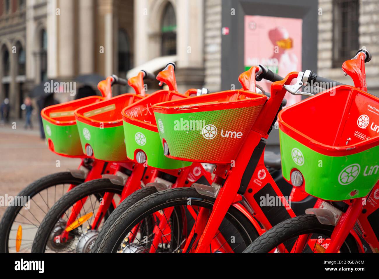 Milano, Italia - 30 marzo 2022: Noleggio biciclette elettriche parcheggiate di Lime a Milano, Italia. Foto Stock