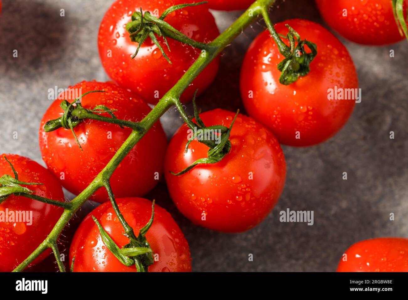 Pomodori ciliegini rossi crudi biologici pronti da mangiare Foto Stock