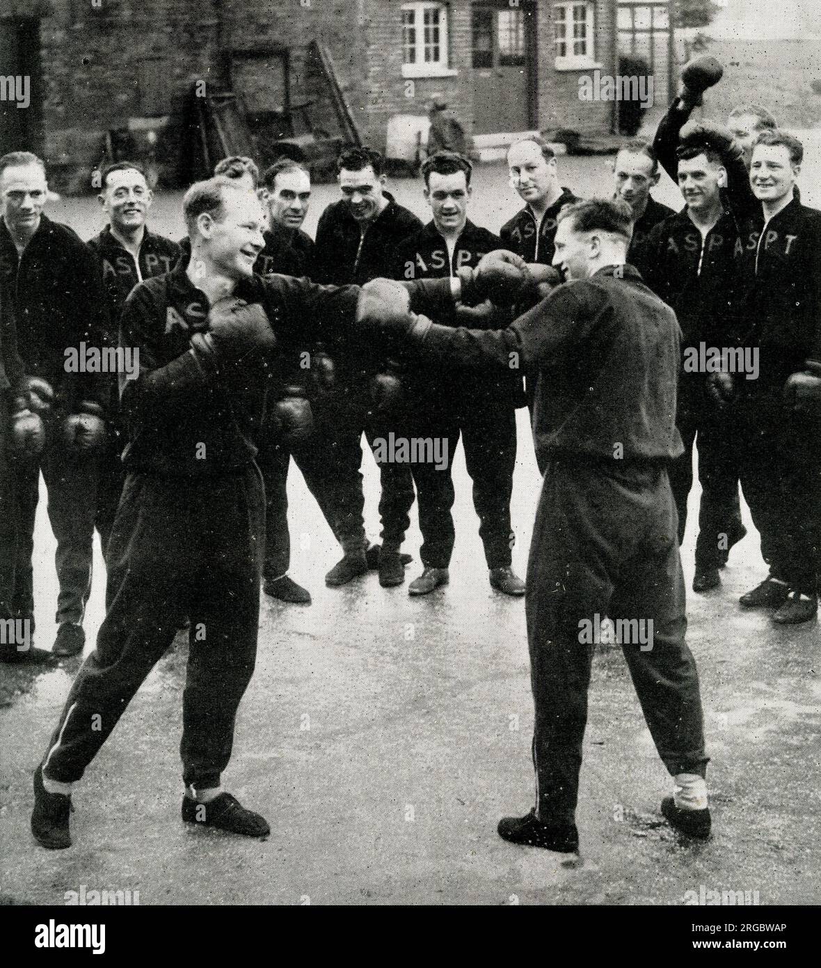 Joe Mercer di Everton (R) sparring con Don Welsh di Charlton (L), sergente-istruttori di addestramento fisico dell'esercito, guardato da Bruton, Davidson, Tremelling, Smith, Taylor Foto Stock