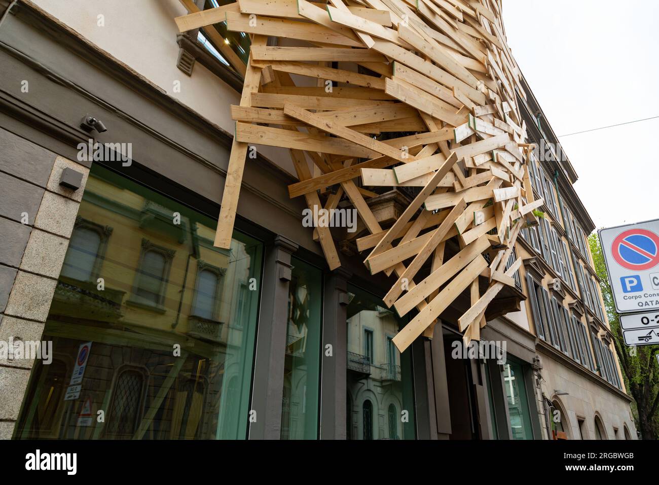 Milano, Italia - 29 marzo 2022: Installazione d'arte intitolata Nests in Milan dell'artista multidiciplinario giapponese Tadashi Kawamata. I legnami si formarono come un bir Foto Stock