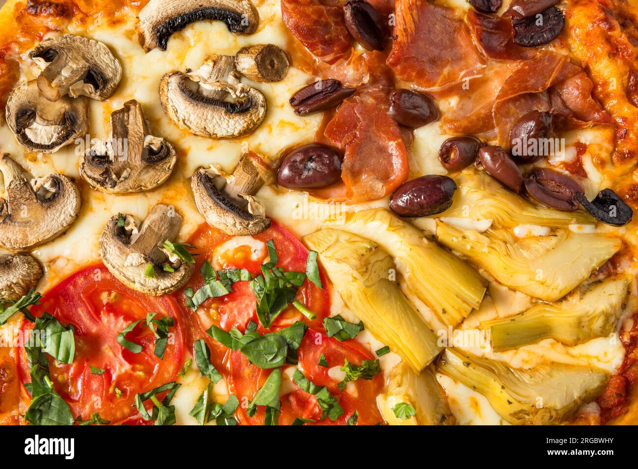 Pizza italiana Four Seasons con pomodoro olive funghi e carciofi Foto Stock