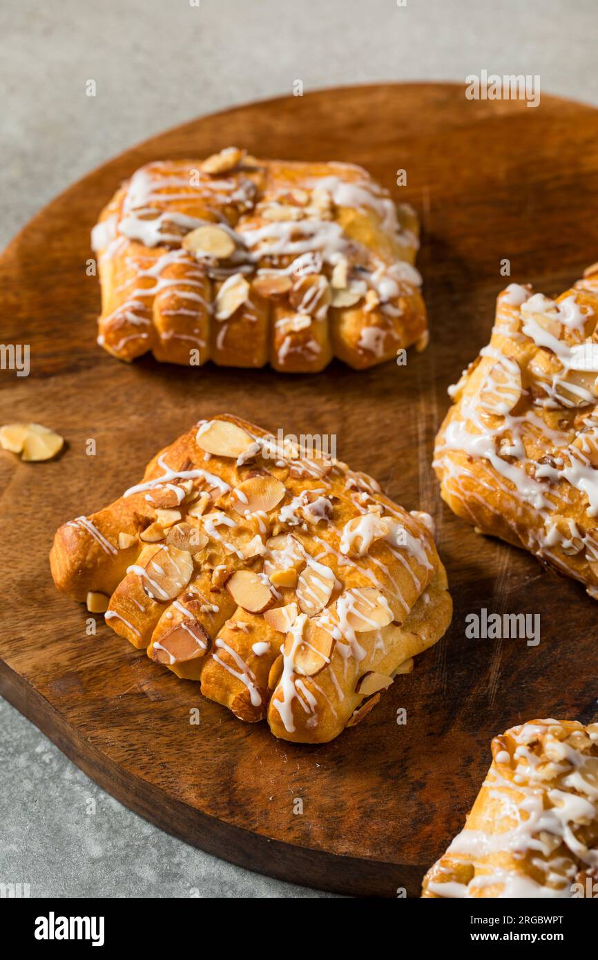 Pasticceria artigianale di Bear Claw con mandorle e glassa Foto Stock